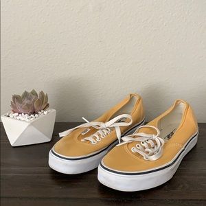 I’m selling a brand new pair of yellow vans!